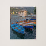 Puzzle Barcos pesqueros en el lago Riva del Garda Italia<br><div class="desc">Este pintoresco rompecabezas presenta coloridos barcos de pesca en el lago de Riva del Garda en Italia.</div>
