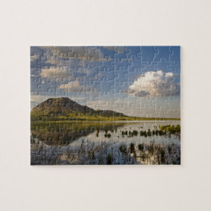 Puzzle Bear Butte se refleja en el lago Bear Butte cerca