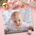 Puzzle Bebé 1 Navidades Script Snowflake Photo Keepsake<br><div class="desc">"Mi primera Navidad". Una divertida imagen de copos de nieve blancos y tipografía manuscrita, superponiendo la foto de tu elección, te ayuda a iniciar Navidades y Año Nuevo. Sienta el calor y la alegría de la temporada de vacaciones cada vez que usas este puzzle elegante y moderno, personalizado y personalizado....</div>