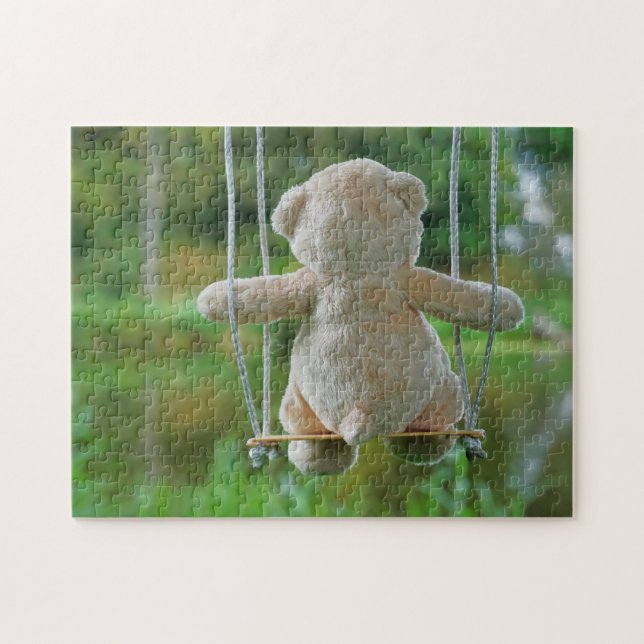 Puzzle Beer op schommel vanaf de rug. (Horizontal)