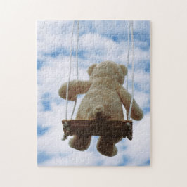 Puzzle Beertje op schommel met bewolkte blauwe lucht.