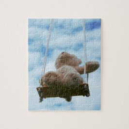 Puzzle Beertje op schommel met bewolkte blauwe lucht.