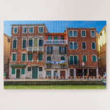 Bella fachada de un palacio en Venecia, Italia