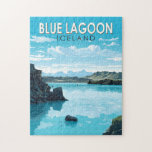 Puzzle Blue Lagoon Islandia Viaje al arte Vintage<br><div class="desc">Diseño de arte vectorial de la laguna azul islandesa. El Blue Lagoon es un spa geotérmico situado en el suroeste de Islandia. El spa está situado en un campo de lava cerca de Grindavík y frente al monte Thorbjörn, en la península de Reykjanes.</div>