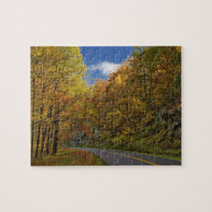 Puzzle Blue Ridge Parkway curvando a través de colores de