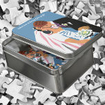 Puzzle Boda vintage, novia retro y besos de novio<br><div class="desc">Rompecabezas fáciles de personalizar, sólo tienes que añadir tu propio mensaje especial! Imagen romántica y amorosa de ilustracion de época que muestra a una novia y un novio besándose en la ceremonia de su boda. El hombre lleva puesto un esmoquin y la mujer lleva puesto un vestido boda tradicional con...</div>