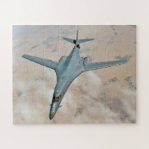 Bombardero B-1B en vuelo con alas completamente ha