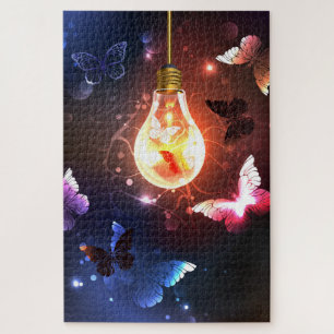 Puzzle Bombilla brillante con mariposas nocturnas