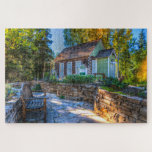 Puzzle Bosques de humedales del jardín rústico de cabaña<br><div class="desc">Este impresionante rompecabezas de jigsaw presenta una casa de campo rústica con banco de jardín rodeado de bosques.</div>