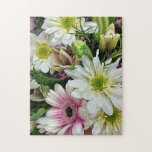 Puzzle Bouquet floral de primavera con daisies<br><div class="desc">Este rompecabezas cuenta con una hermosa foto de un ramo de flores de primavera que incluye margaritas blancas y astras rosas.</div>