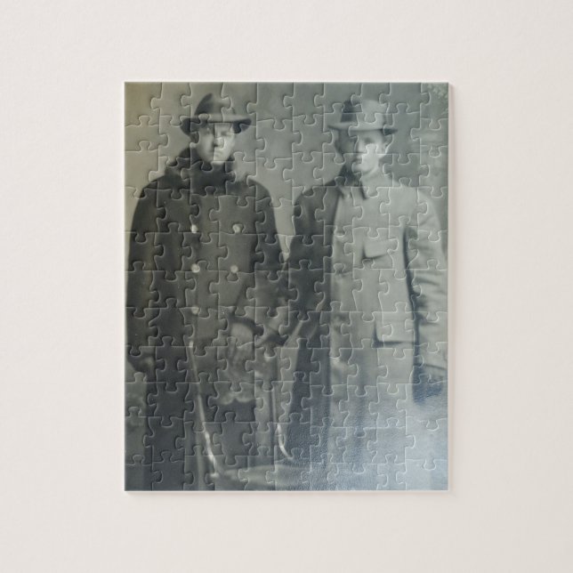 Puzzle Brothers Dapper Brothers in Overcoats RPPC Foto de (Vertical)
