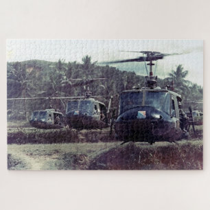 Puzzle Bruce Crandall liderando una formación de UH-1 Hue