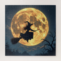 Bruja en la habitación por Halloween de luna llena