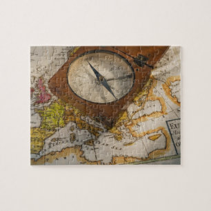 Puzzle Brújula antigua en el mapa