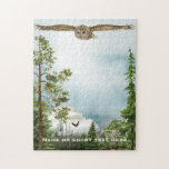 Puzzle Búho en vuelo | Monogramo de arte Guay Nature Love<br><div class="desc">Una serena y tranquila escena de un majestuoso búho volando sobre un paisaje topográfico de montaña. Hay un cielo abierto con sutiles vigas de sol para dar un poco de desafío, luego un bosque exuberante con niebla y montañas a lo lejos y un águila solitaria que se desataba en el...</div>