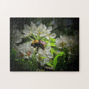 Puzzle Bumble Bee en la flor del árbol perezoso