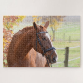 Puzzle Caballo en un campo otoñal con hojas caídas
