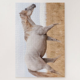 Puzzle Caballo gris caminando por el campo