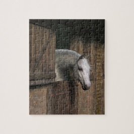 Puzzle Caballo gris en la puerta estable
