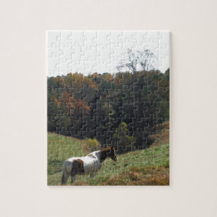 Puzzle Caballo marrón y blanco en el estanque de otoño
