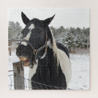 Puzzle Caballo masticando un puesto de cerca en la nieve