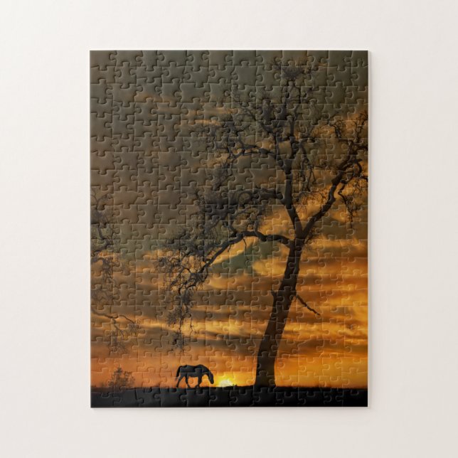 Puzzle Caballo y roble gigante al atardecer con nubes (Vertical)