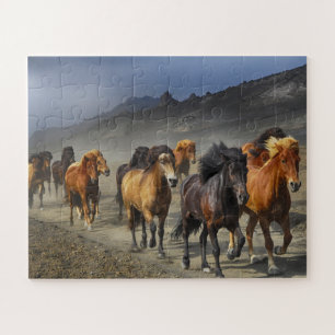 Puzzle Caballos Salvajes Foto de Montañas Desérticas Polv