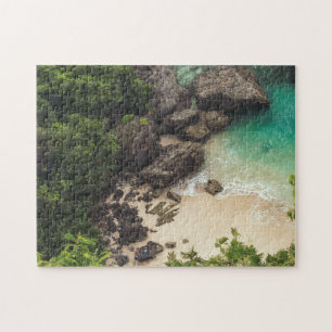 Puzzle Cala de arena con árboles verdes, rocas y océano