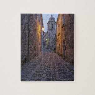 Puzzle Calle empedrado del casco antiguo iluminado por la