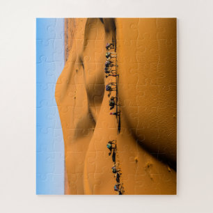 Puzzle camellos en el desierto bajo cielo azul
