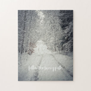 Puzzle Camino por un bosque de invierno cubierto de nieve