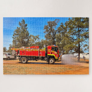 Puzzle Camión de bomberos rojo rociando agua en la carret