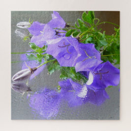 Puzzle Campanula azul con gotas de lluvia y reflexiones