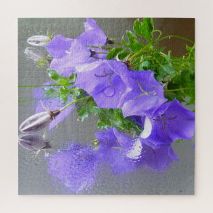 Puzzle Campanula azul con gotas de lluvia y reflexiones