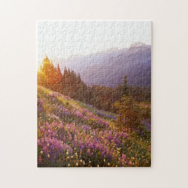 Puzzle Campo de lupino y montañas Olímpicas en (Vertical)