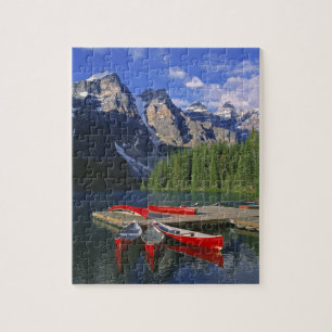 Puzzle Canadá, Alberta, lago Moraine. Canoas rojas espera