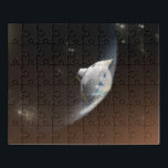 Puzzle Cápsula de aeródromo de Marte Science Laboratory 2<br><div class="desc">Concepto de artista que representa la interacción de la nave espacial del Laboratorio Científico de Marte con la atmósfera superior de Marte durante la entrada, descenso y aterrizaje de la resaca de curiosidad en la superficie marciana. En esta escena, la fricción con la atmósfera marciana está frenando el descenso de...</div>