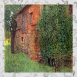 Puzzle Casa de campo en Kammer por Gustav Klimt, Arte de<br><div class="desc">Casa de campo en Kammer (Bauernhaus en Kammer am Attersee) (1901) de Gustav Klimt es una pintura de fino simbolismo de arte de la época victoriana. Vista exterior de una antigua granja o de un granero con un árbol, valla, hierba y jardines. Sobre el artista: Gustav Klimt (1862-1918) fue un...</div>