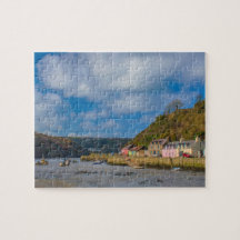 Casas coloridas en el puerto pesquero de la ciudad