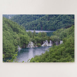 Puzzle Cascada de cascada con bosque verde en Croacia