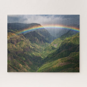 Puzzle Cascada en un frondoso cañón con arcoiris en Kauai
