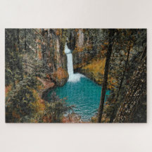 Cascada oculta en los bosques