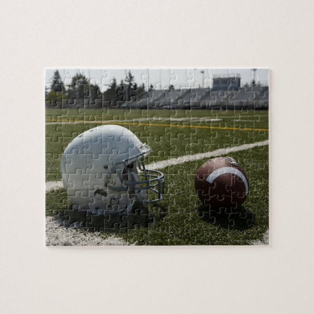 Puzzle Casco de fútbol y de fútbol en campo de fútbol (Horizontal)