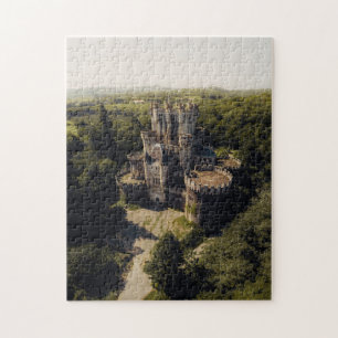 Puzzle Castillo de piedra gris alta en bosques verdes sob