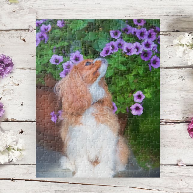 Puzzle Cavalier King Charles Spaniel oliendo petunias (Subido por el creador)