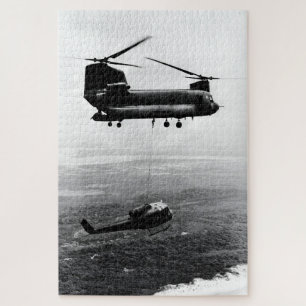 Puzzle CH-47 Chinook recuperando UH-1 Huey – Guerra de Vi