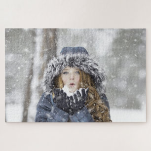 Puzzle Chica en un abrigo de invierno con nieve