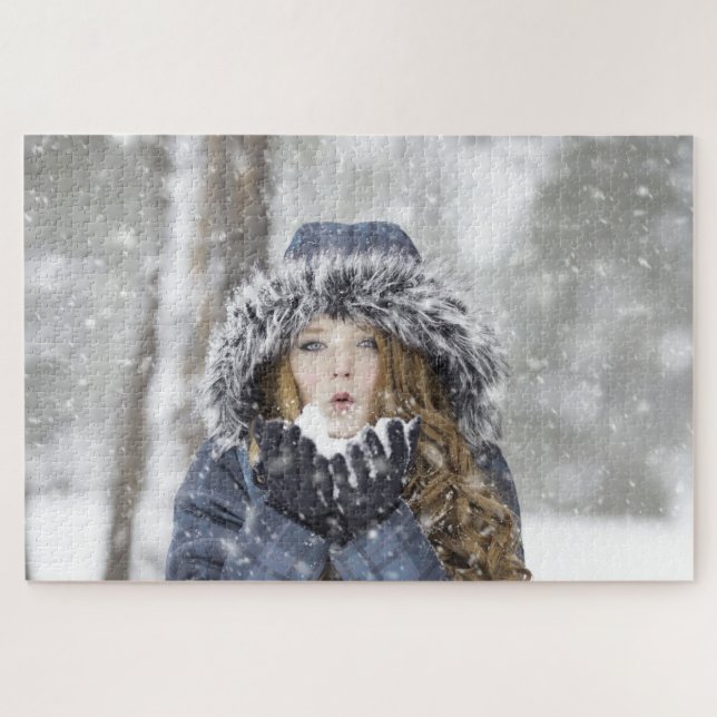 Puzzle Chica en un abrigo de invierno con nieve (Horizontal)