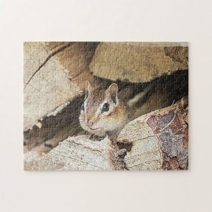 Puzzle Chipmunk en una pila de madera