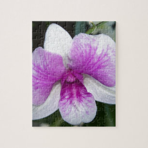 Puzzle cierre de una hermosa orquídea morada y blanca
